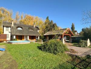 a house with a yard with a swimming pool at Relax & Fishing in Békésszentandrás