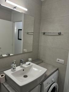 Baño blanco con lavabo y espejo en Apartment for 4 person! Viña del mar, en Playa de las Américas