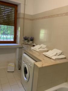 a laundry room with a washer and dryer at AL MANDORLO Casa Vacanze in Viterbo