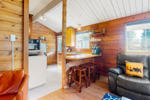 uma cozinha e sala de estar numa pequena casa em Riverbend Hideaway em Baring