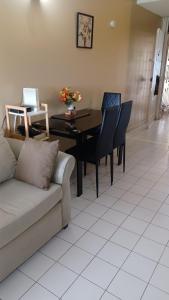 Ruang duduk di Ocean View Montego Bay Apartment