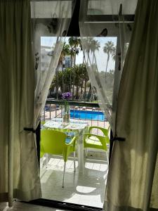 una ventana con vistas a una mesa y sillas en Apartment for 4 person! Viña del mar, en Playa de las Américas