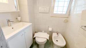 格拉维纳普利亚B&B Sotto l'Arco的带马桶和水槽的白色浴室 更多22张照片