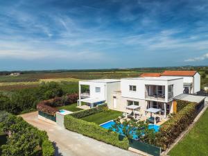 - une vue aérienne sur une maison avec un jardin dans l'établissement Villa Sky Dream, à Novigrad