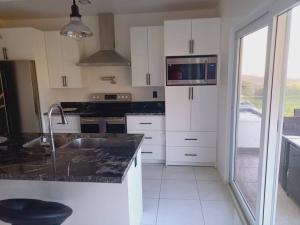 Η κουζίνα ή μικρή κουζίνα στο Coral Views Resort - Villa uMaMi