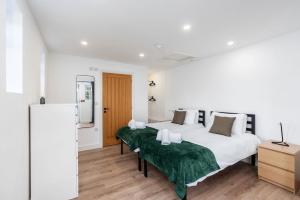 Giường trong phòng chung tại Dovedale Manor 8 Bedrooms