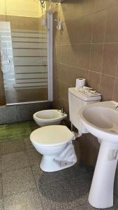 een badkamer met een toilet en een wastafel bij Casita de Piedra 11 in Trinidad