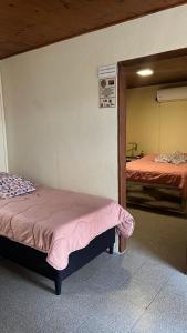 um quarto com duas camas num quarto de hospital em Casita de Piedra 11 em Trinidad