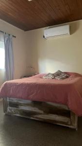 Un pat sau paturi într-o cameră la Casita de Piedra 11