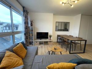 Televízia a/alebo spoločenská miestnosť v ubytovaní Le Paradise - Centre - Balcon - 4p - Rêve au Mans