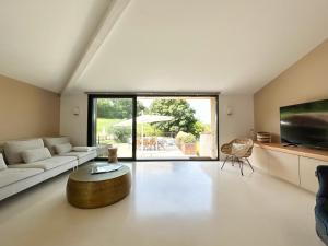 uma sala de estar com um sofá e uma mesa de centro em Barbarens Maison d'hotes em Castelnau-Barbarens