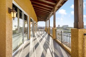 Imagen de la galería de Fine 3 BR Oceanview Penthouse in Prime Location - La Perla Sky, en Cupecoy