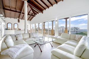 Imagen de la galería de Fine 3 BR Oceanview Penthouse in Prime Location - La Perla Sky, en Cupecoy 32 fotos más