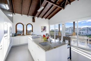 Imagen de la galería de Fine 3 BR Oceanview Penthouse in Prime Location - La Perla Sky, en Cupecoy