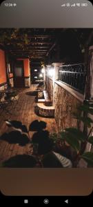 - Vistas al patio por la noche con luces en Вила Тодора Villa Todora, en Vratsa