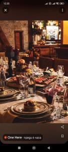 una mesa con platos de comida y copas de vino en Вила Тодора Villa Todora, en Vratsa