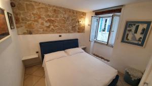 - une petite chambre avec un lit et une fenêtre dans l'établissement Queen Ernesta II, à Rovinj