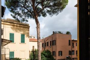 un arbre devant un bâtiment dans l'établissement TRASTEVERE APARTMENT - ZEN REAL ESTATE SRL, à Rome