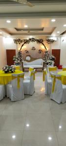um quarto com mesas e uma cama com arcos amarelos em Hotel Aroma Residency Premium 47 Corporate,Family,Friendly,Couple Friendly Near - Unitech Cyber Park & IKEA em Gurgaon