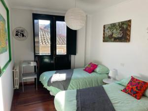 Piso BOLBORETEIRO في أياريز: غرفة نوم بسريرين ونافذة