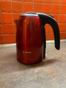 a black tea kettle sitting on a counter at Ferienwohnung am Franziskaner Tor in Überlingen