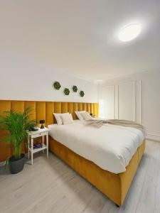 una camera con un grande letto e un tavolo bianco di Studio 118 - A luxury place,10min walk to City Center a Timişoara