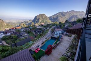 Ban Pha Mi的住宿－Oasis Phamee，享有带游泳池和山脉的村庄景色