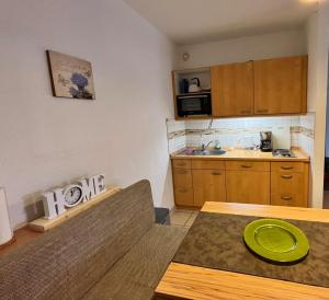 eine Küche mit einem Tisch und einer Grünplatte darauf in der Unterkunft Ferienwohnung Mogwitz mit Schwimmbad und Saunanutzung in Bad Harzburg