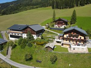 eine Luftansicht eines großen Hauses auf einem Hügel in der Unterkunft Bio Alpenhof Rostatt in Bischofshofen