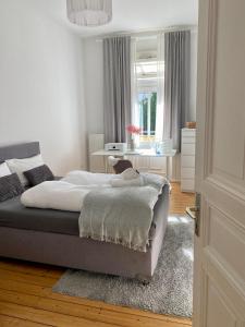 Una cama o camas en una habitación de Altbau-Oase der Eleganz: Stadtnaher Komfort pur