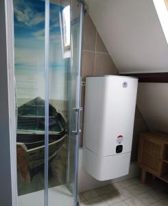 - un réfrigérateur blanc dans une chambre avec un escalier dans l'établissement Le Sanctuaire, à Missillac