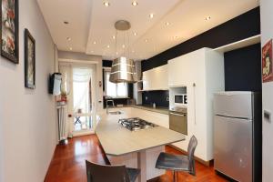 トリノにあるCasa sotto le stelleのキッチン(コンロ付)