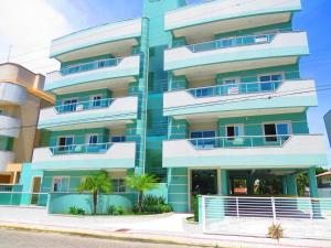 un edificio de apartamentos con balcones azules y blancos en Res Costa Verde, en Bombinhas