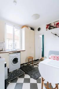 cocina con fregadero y lavadora en Cosy 1 Bedroom in the heart of Montparnasse, en París