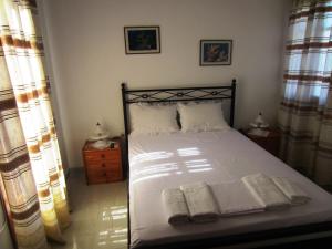una camera da letto con un letto e asciugamani di Katerina Apartments a Triovasálos