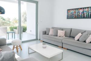 un soggiorno con divano e tavolo di Helios a modern large villa with private pool set in a quiet location a Stavros
