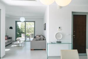 un soggiorno con divano e tavolo di Helios a modern large villa with private pool set in a quiet location a Stavros