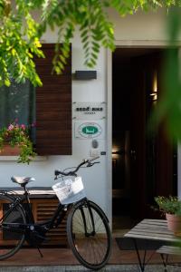 ein Fahrrad, das vor einem Gebäude geparkt ist in der Unterkunft Bed and Bike Verona in Verona