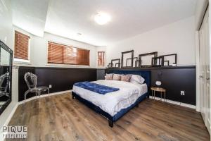 - une chambre avec un lit et une chaise dans l'établissement Chic Modern Vibes - KING Bed - Fireplace - Sleeps 4 - Wifi, à Edmonton