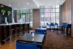 a restaurant with tables and chairs and a bar at Courtyard by Marriott Birmingham Downtown at UAB in Birmingham