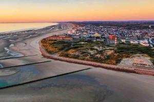 an aerial view of the beach at sunset at Calme - Balcon - 2 à 4 pers - WIFI - plage à 100m in Berck-sur-Mer