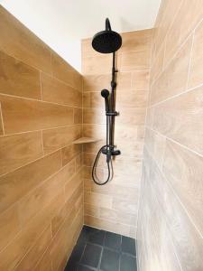 a shower with a black light in a bathroom at Calme - Balcon - 2 à 4 pers - WIFI - plage à 100m in Berck-sur-Mer