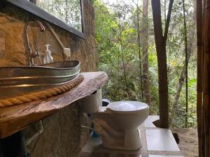 een badkamer met een wastafel en een toilet bij Hotel Campestre mirador CaloPala in Machetá