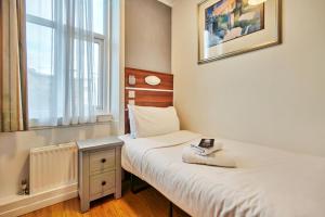 Postel nebo postele na pokoji v ubytování Huttons Hotel, Victoria London