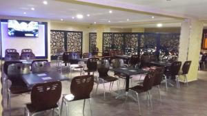 Hôtel Marina tesisinde bir restoran veya yemek mekanı