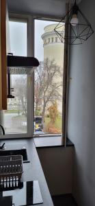una finestra della cucina con vista su un faro di Apartament pod Wieżą a Piotrków Trybunalski