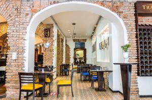 un restaurante con mesas y sillas y una pared de ladrillos en Hotel Cuenca, en Cuenca