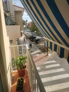 馬拉加的住宿－Casa Hombre Blanco，享有街道景致的阳台