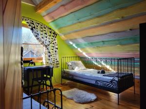 um quarto com uma cama e um tecto de madeira em Siedlisko Chatka Zagajdzie 