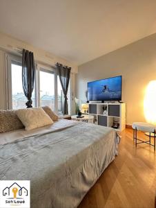 Paul Bert Seh’Loué في سانت بريوك: غرفة نوم بسرير كبير وتلفزيون بشاشة مسطحة
